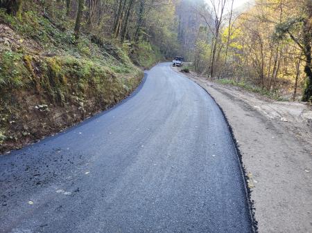 3. Asfaltacija ceste v Kneške Ravne